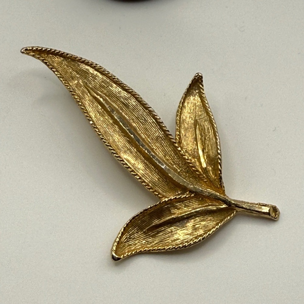 Vintage Gold Tone Leaf Brooch Fashion Pin